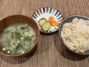 熱海の鉄板焼きランチは味噌汁と香の物付き