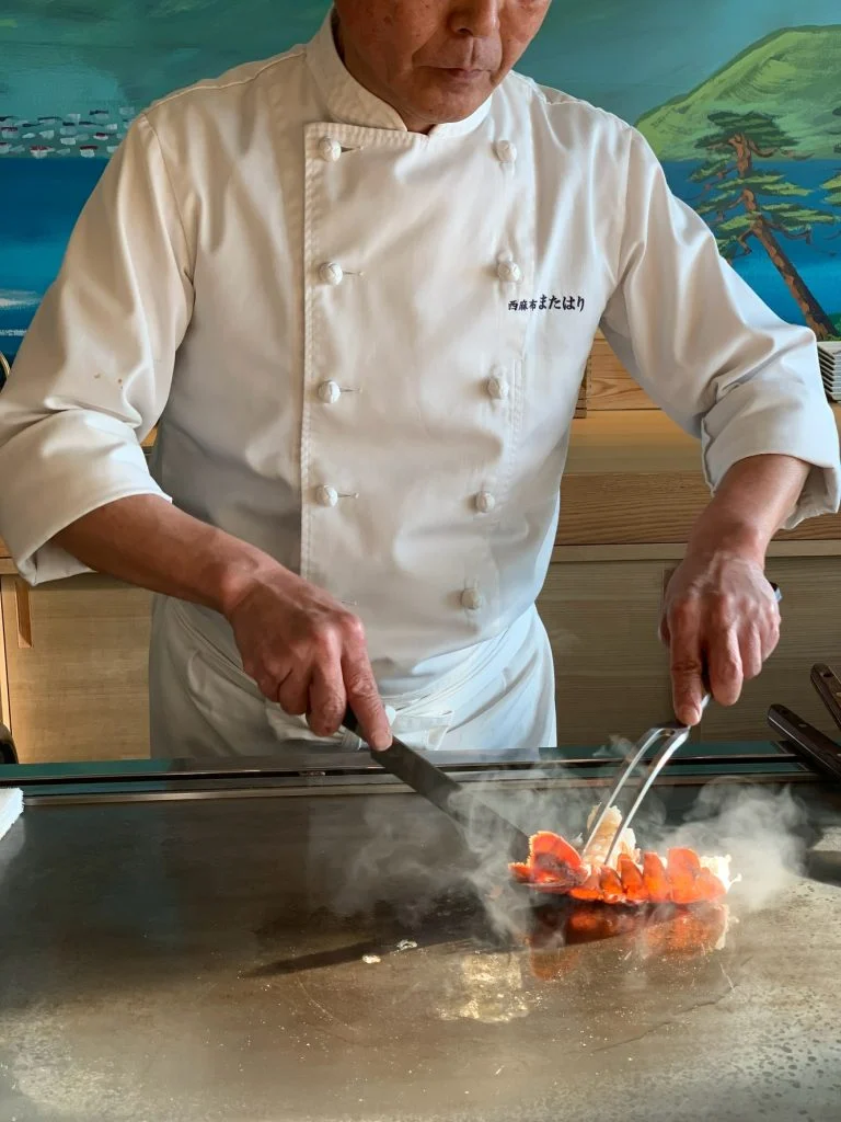 熱海の鉄板焼き店でオマール海老を豪快に調理する様子