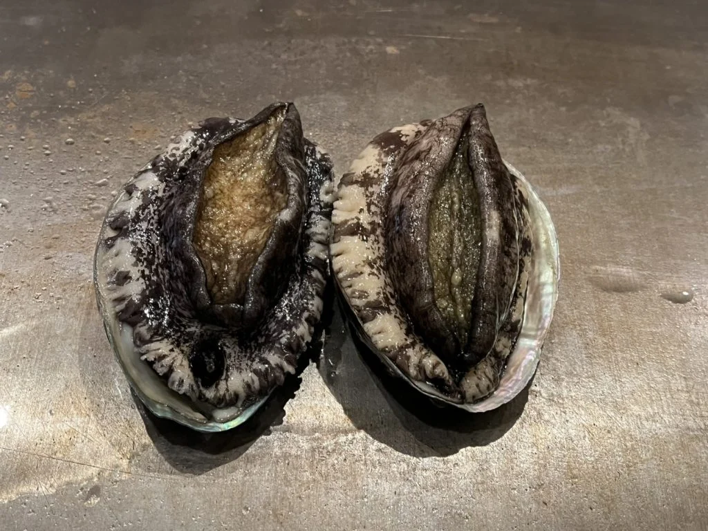 熱海の鉄板焼き店であわびを味わう贅沢なひととき